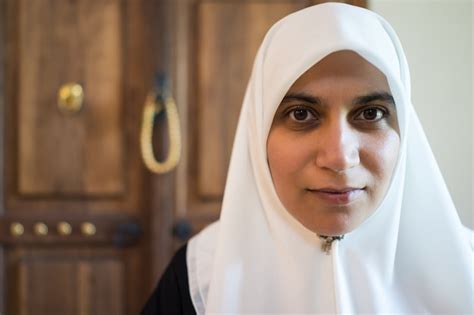 Mujer Musulmana Leyendo El Corán Y Rezando En La Mezquita Foto Premium