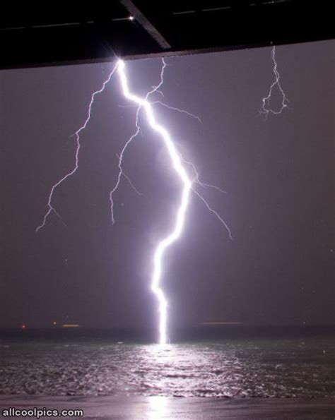 Amazing Lightning Strike Cool Pictures