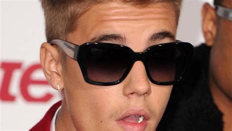 Justin Biebers Home Raided By Cops After Throwing Eggs At Neighbours