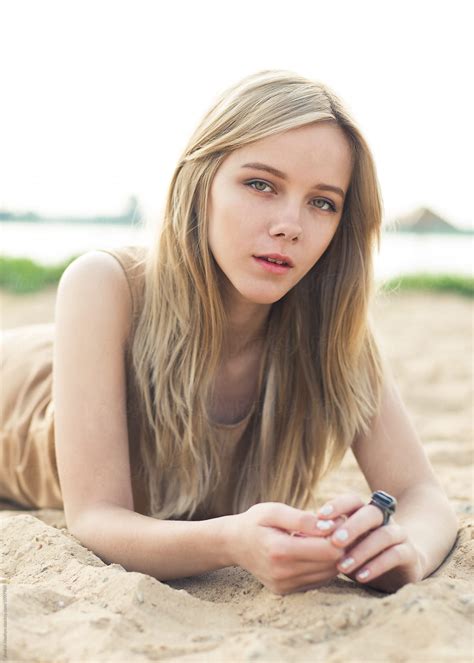 Beautiful Young Blond Woman Lying On The Beach Del Colaborador De