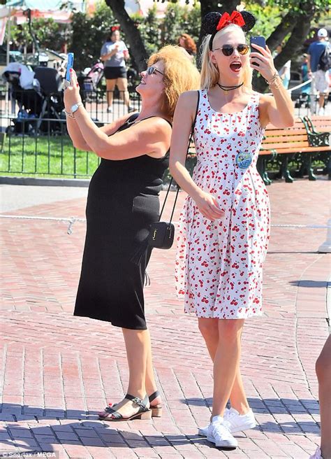 Karlie Kloss Celebrates Her 25th Birthday At Disneyland Daily Mail Online