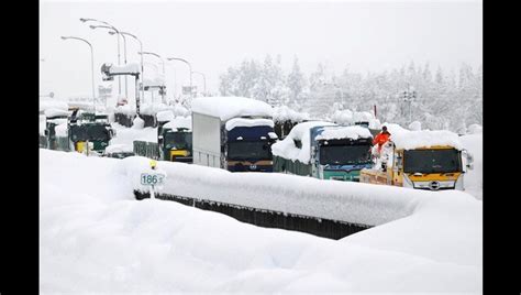 Heavy Snow In Japan Disrupts Flights And Trains Closes Roads