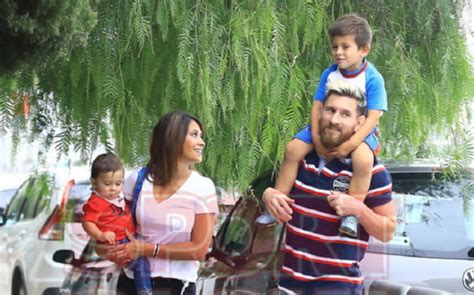 This kid can't play ball. mesqueunclub.gr: CHILL Lionel Messi enjoys afternoon with ...