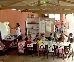 Com escola em condições precárias alunos assistem aulas em bar no no sul da Bahia Mídia Bahia