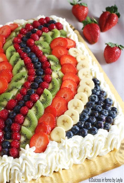 La decorazione è molto raffinata e sobria: Torta di frutta rettangolare con decorazione ad onda