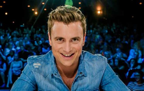 Op zijn negende wilde hij jacques vermeire worden, op zijn 27ste is hij de nieuwe koen wauters. Niels Destadsbader | Showbizz 24