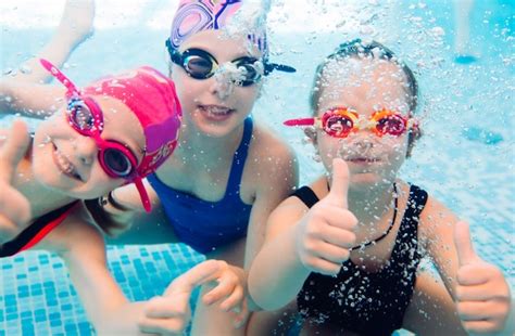 Подводное фото молодых друзей в бассейне Премиум Фото