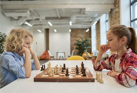 O Xadrez é Importante Para Crianças Espertas Menino E Menina