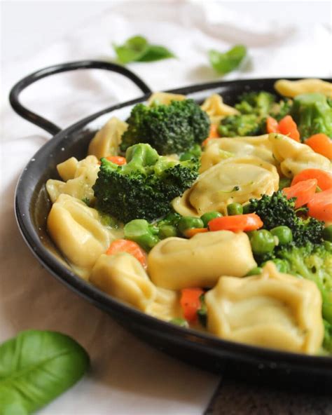 Tortellini in Käse-Sahne- Soße mit Brokkoli vegetarisch