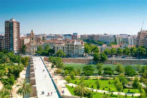 Los valencianos redescubren la huerta en los paseos de confinamiento. The Turia Gardens. What to visit in Valencia, Spain ...