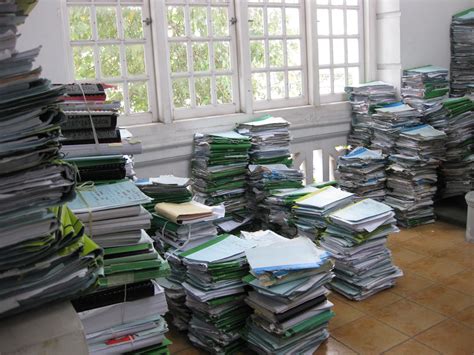 Panduan ini memberi maklumat umum berkaitan pengurusan rekod bermula dari peringkat pewujudan sehingga pelupusan. P. PEJABAT: October 2012