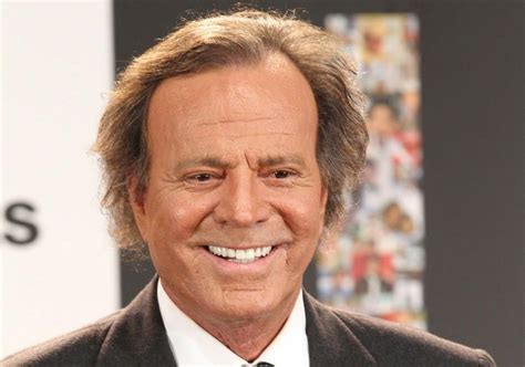Julio iglesias is recognized as the most commercially successful continental european singer in the world and one of the top record sellers in music in 1983, julio iglesias was celebrated as having recorded songs in the most languages in the world, and in 2013 for being the artist in latin music with. Julio Iglesias vende parte de su isla privada en 130 ...
