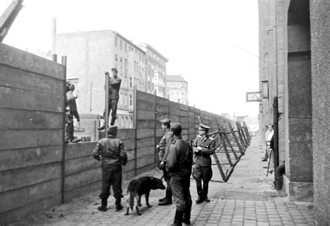 Vorsitzende des staatrates der ddr, erich honecker, seither immer wieder gefragt worden, wann die mauer verschwinden werde. Mauerbau / Building of the Berlin Wall through "National P ...
