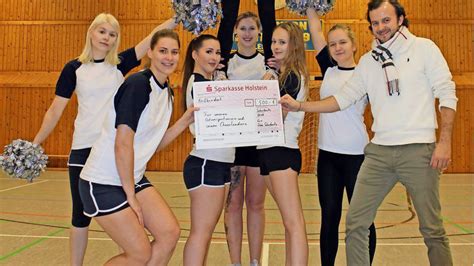 Spende Für Osv Cheerleaderinnen Sparkasse Fördert Den Kauf Neuer