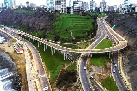 ˈvaɪədʌkt n → viaducto m. Nuevo viaducto Armendáriz conectará directamente ...