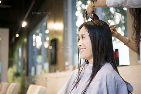 美容室でヘアセットをしている女性[10568005297]の写真素材・イラスト素材｜アマナイメージズ