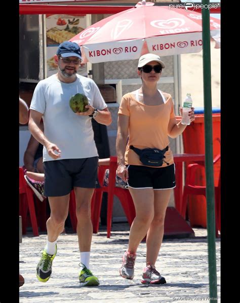 Sandra annenberg não contém as lágrimas durante o 'arquivo' (foto: De shortinho, Sandra Annenberg caminha na orla com o ...