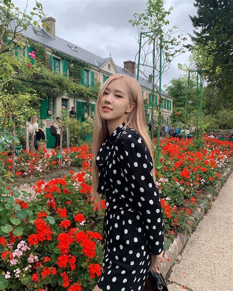Blackpinks Rosé Is As Beautiful As The Flowers In Latest Instagram