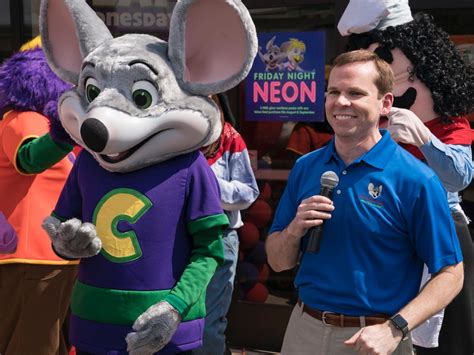 The Rise And Fall Of Chuck E Cheese In Photos Business Insider Pizza
