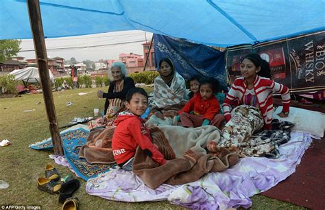 Hundreds Of Birds Filled The Sky As Earthquake Hit Nepal S Kathmandu Daily Mail Online