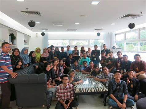 Foto di studio berbaju kopel kemeja. Sarang Pendidikan - KREATIVITI