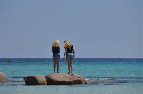 meisjes op het strand van sante giulia corsica girls o… flickr