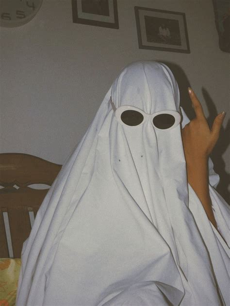 Ghost Photoshoot Tiktok Trend Fotos De Fantasmas Fotos Fantasmas Fotos De Halloween