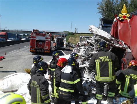 Jun 17, 2021 · intorno alle ore 17 di oggi, giovedi 17 giugno 2021, sulla strada provinciale misericordia di poggio mirteto un ragazzo in sella al suo motorino è stato purtroppo coinvolto in un incidente stradale con un'auto. SCHIANTO TRA MEZZI PESANTI IN A1 -Le foto dell'incidente ...