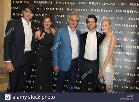 Andrea bocelli's younger son matteo, 21, inherited his father's bone structure — as well as his soaring vocals. Andrea Bocelli And Matteo Bocelli Stockfotos & Andrea ...