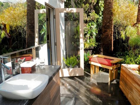 10 Eye Catching Tropical Bathroom Décor Ideas That Will