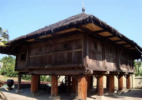 Rumah adat lampung dibuat dengan kondisi yang tinggi dari permukaan tanah untuk melindungi sang pemilik rumah dari hewan buas. Bagian-Bagian Nuwo Sesat