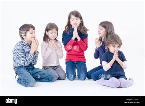 Cinco Niños Orando Aislado En Blanco Fotografía De Stock Alamy