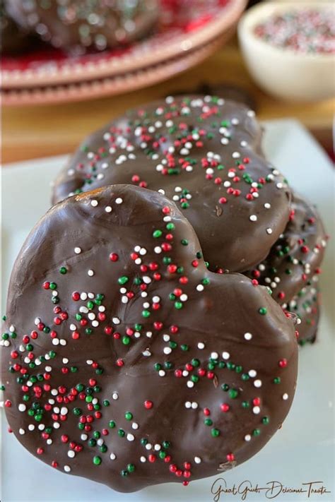 Your favorite chocolate chip cookie stuffed with anything from caramel to peanut butter and topped with potato chips, pretzels, marshmallows, and sprinkles galore. Chocolate Covered Cookie Butter Stuffed Pretzels - Great ...