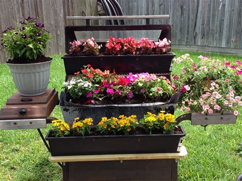 An Old Barbecue Grill Turned Planter Love This Garden Projects