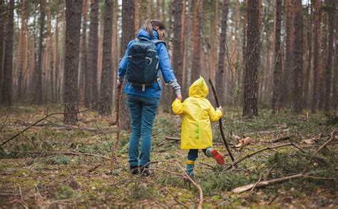 Mamá Y Niño Caminando En El Bosque Después De La Lluvia En Impermeables