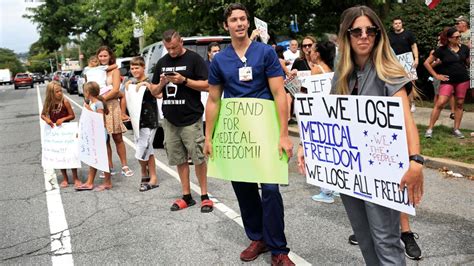 Staten Island Hospital Employees Protest Covid Vaccine Mandate Cnn