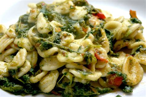 Una lasagna diversa dal solito, con un ragù di maiale, semi di finocchio ed erbe aromatiche, accompagnato da verza e cime di rapa stufate. Orecchiette alle cime di rapa | Ricette, Primi piatti ...