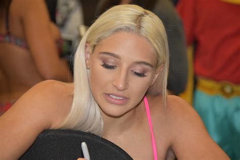 abella danger signing at her exxxotica booth you can follo… flickr
