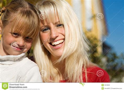Moeder En Dochter Stock Foto Image Of Blond Volwassen 5918956