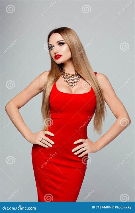 Portrait De Belle Femme à La Mode Dans Une Robe Rouge Lumineuse Avec Un Collier D Or Et Des