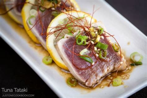 In the first tataki method, the meat or fish is seared very briefly over a hot flame or in a pan, and can be briefly marinated in vinegar, sliced thin. Tuna Tataki Recipe キハダ鮪のたたき • Just One Cookbook