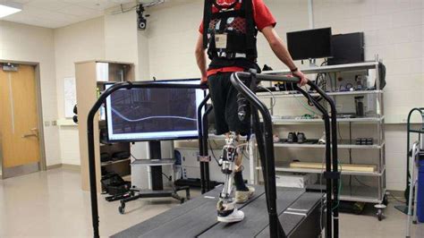 New Tech Automatically Tunes Powered Prosthetics While Walking