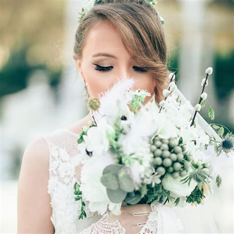 why do brides carry bouquets at weddings luxury photo mirror