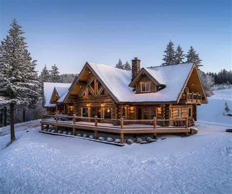 Rustic Log Cabin Covered In Snow Log Cabin Exterior Log Home