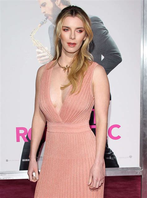 Betty Gilpin Isnt It Romantic Premiere In Los Angeles 05 Gotceleb