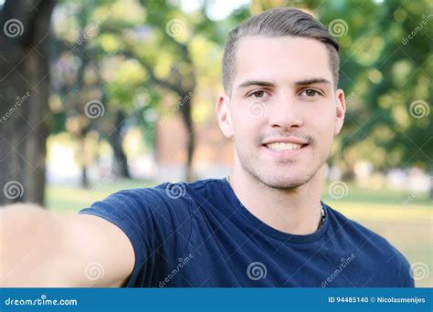 Giovane Uomo Latino Che Prende Un Selfie In Un Parco Fotografia Stock