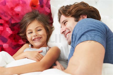 Vater Und Tochter Zusammen Im Bett Liegen Stock Bild Colourbox