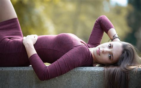 Download 1680x1050 Wallpaper Beautiful Girl Model Lying Down Outdoor
