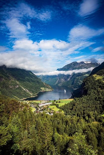 Fiordo De Geiranger Hermosa Naturaleza Noruega Es Un Ramal De 15