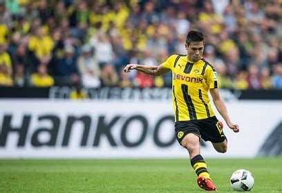 Latest on borussia dortmund defender raphaël guerreiro including news, stats, videos, highlights and more on espn. Raphael Guerreiro makes flying start to life at Borussia ...